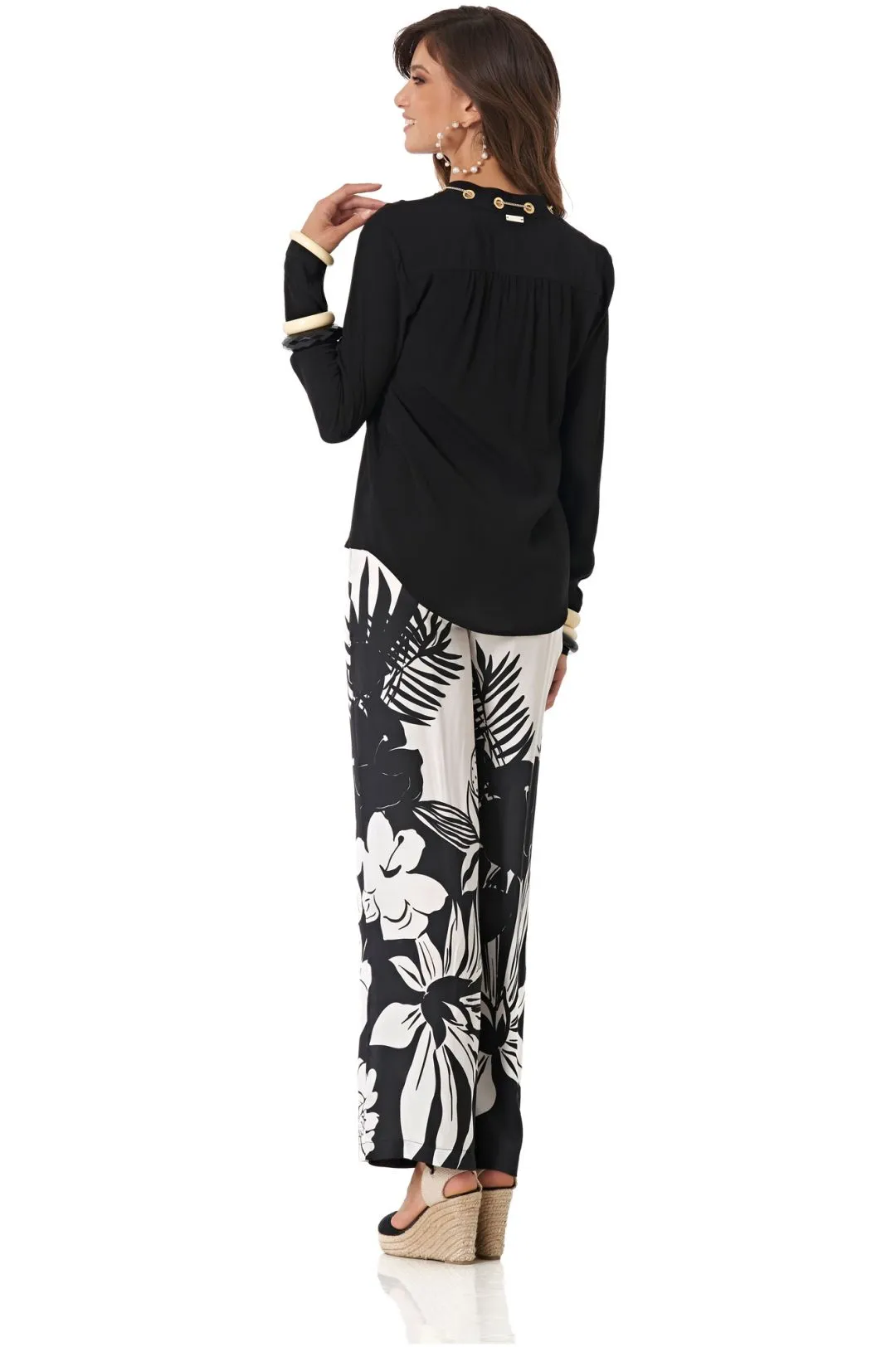CAMISA CON CADENA DECORATIVA