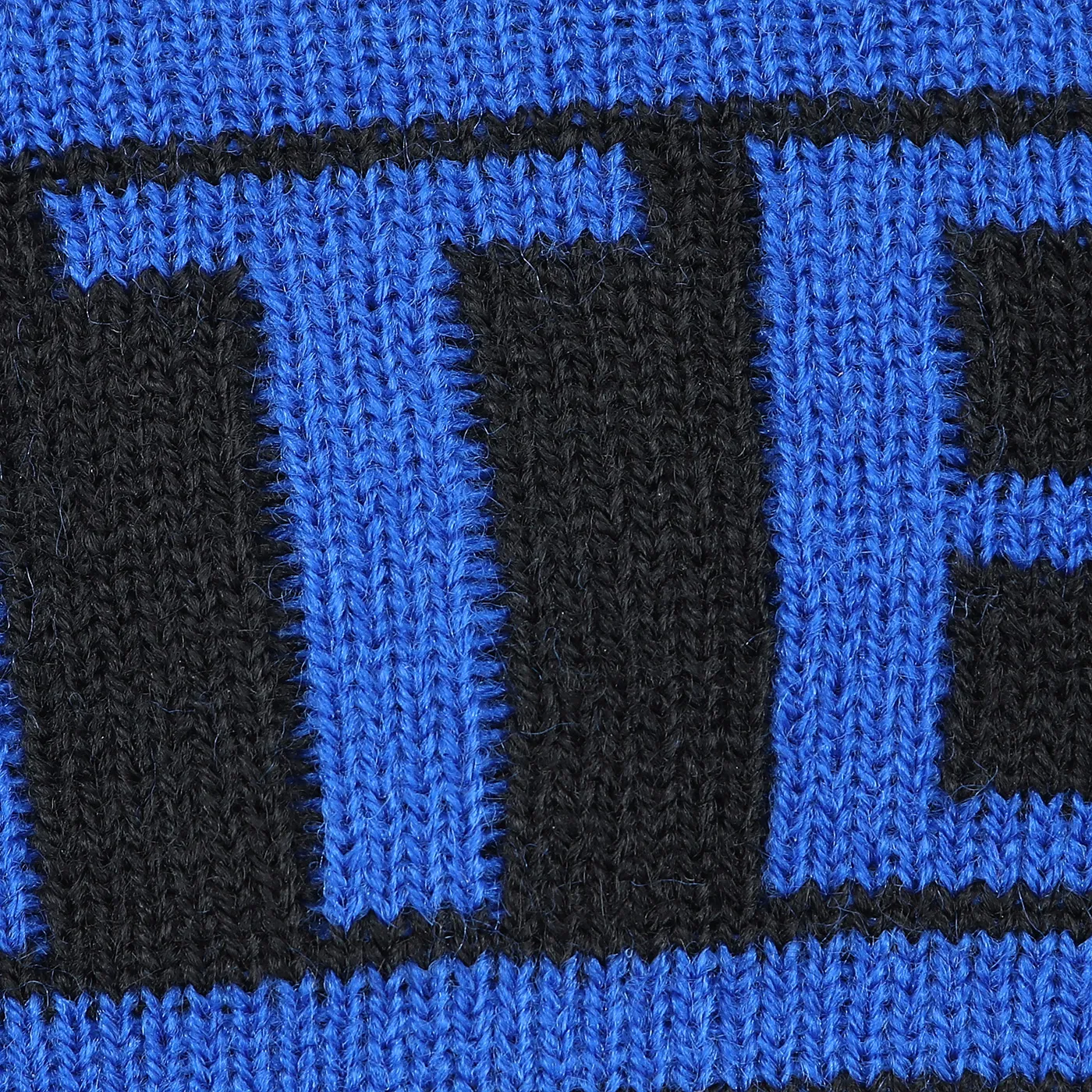 IM GORRO CON POMPONES Y LETRAS EN CONTRASTE