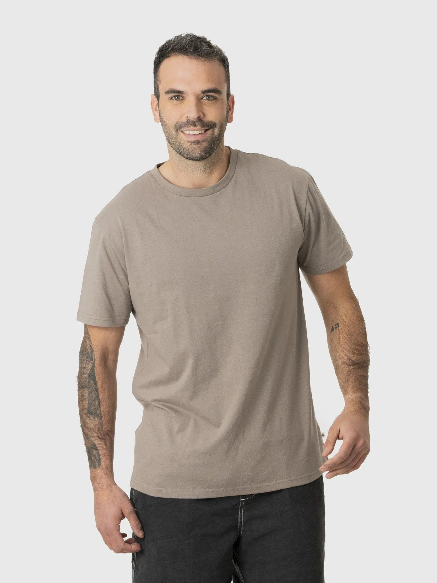 KIVUL Polera Kivul Phrases Reciclada Hombre Café