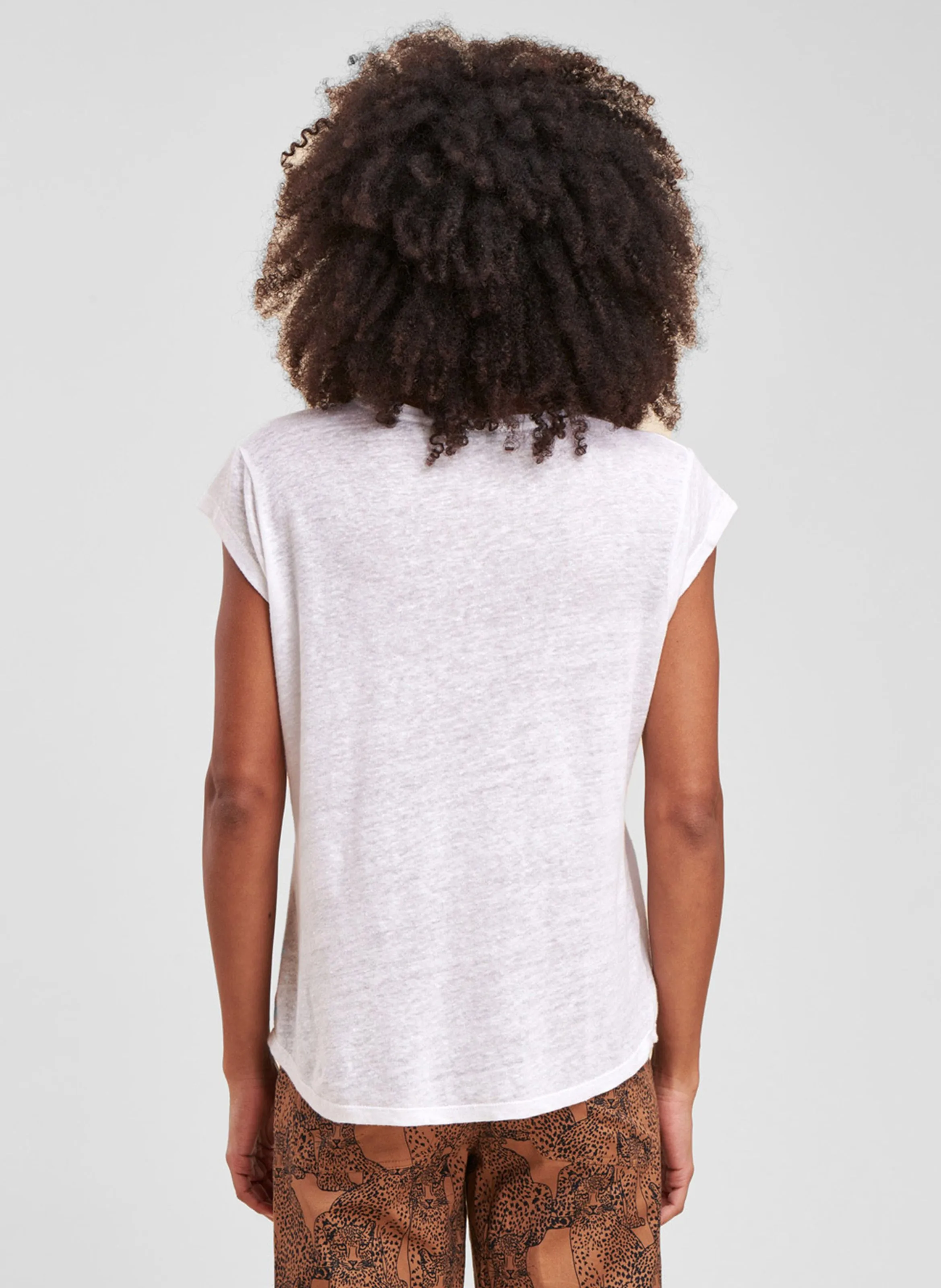 LA FEE MARABOUTEE Camiseta de lino con cuello de pico en blanco